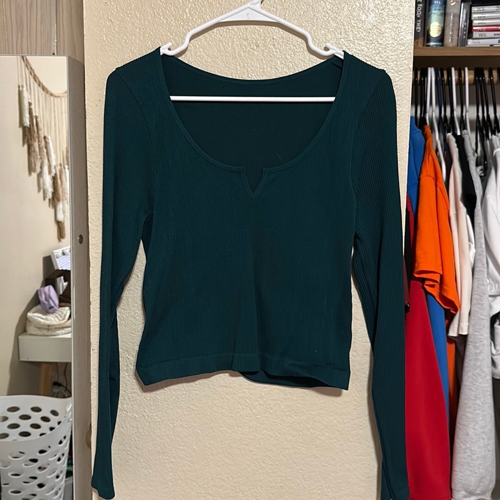 Ribbed, cropped, long sleeve shirt